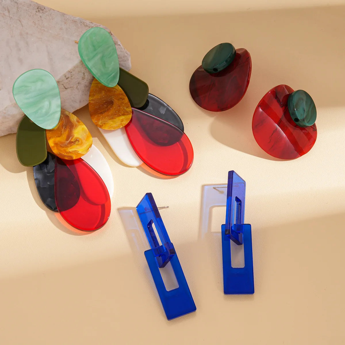 Brinco multicolorido acrílico