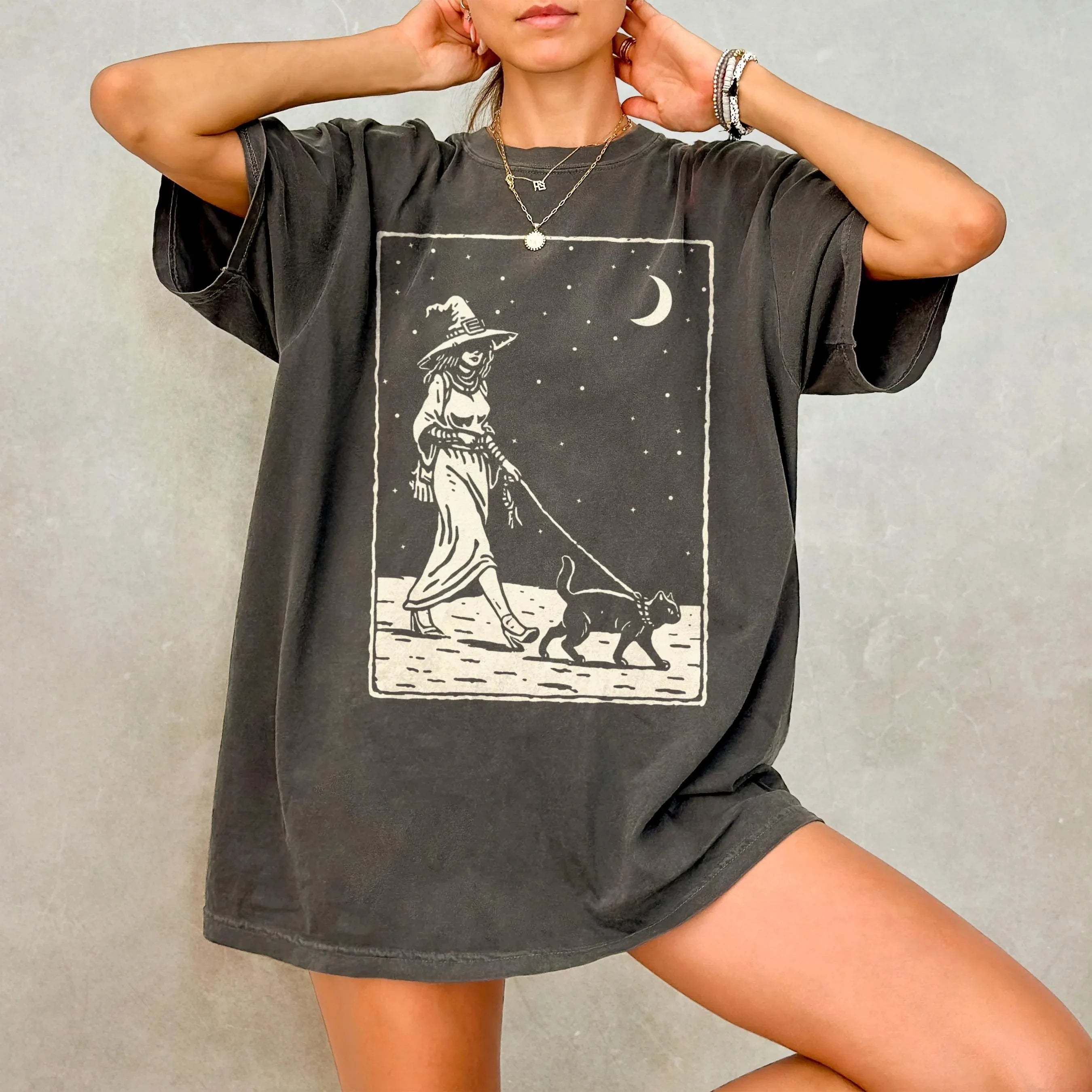 Camiseta Feminina Estampada Bruxa Divertida Primavera/Verão 2026 Nova Tendência da Moda Top Manga Curta Confortável