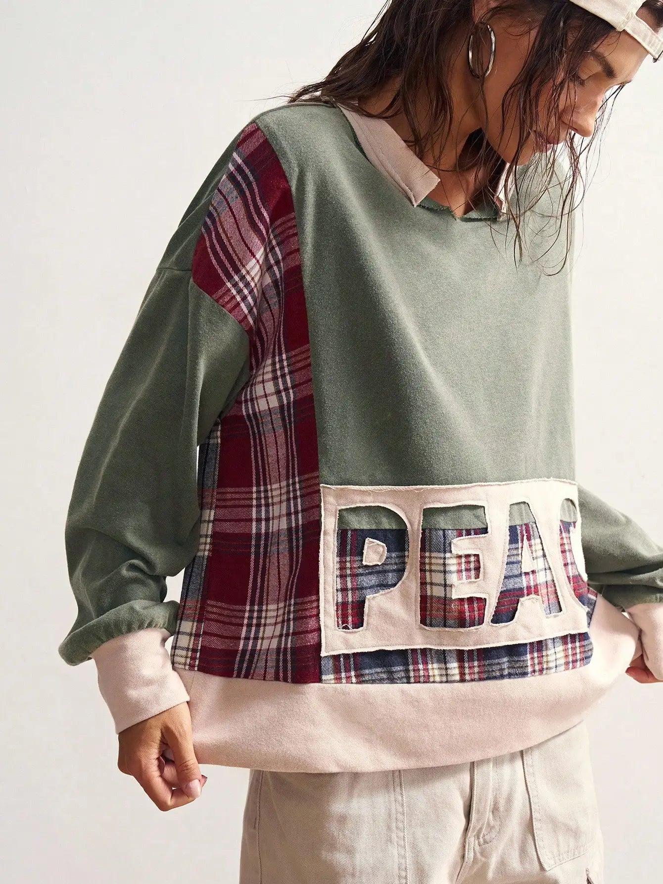 Moletom Feminino Solto com Estampa de Xadrez em Blocos de Cores e Patch de Símbolo da Paz, Estilo Casual Vintage para Outono/Inverno