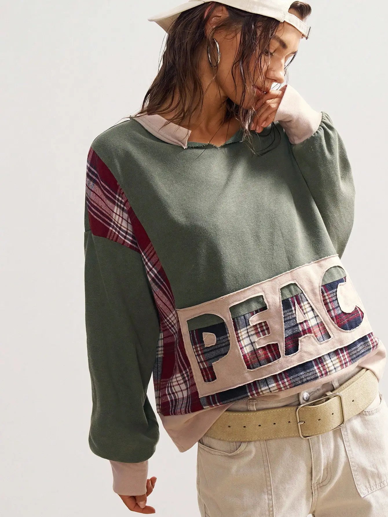 Moletom Feminino Solto com Estampa de Xadrez em Blocos de Cores e Patch de Símbolo da Paz, Estilo Casual Vintage para Outono/Inverno