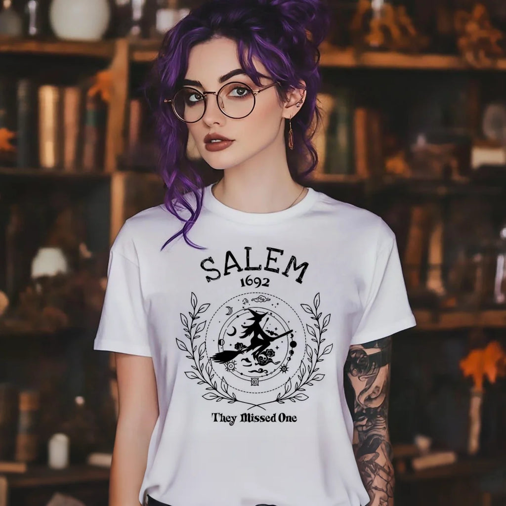 Camiseta retro dos desenhos animados bruxa vassoura fase da lua padrão impresso rua versátil roupas femininas em torno do pescoço estilo topo camiseta